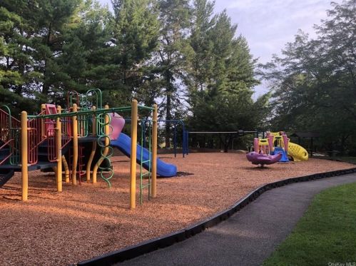 169 Boulder Ridge Rd, Scarsdale, NY 10583-3145