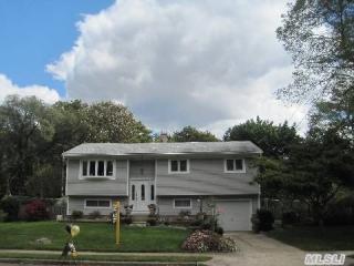 17 Hollo Dr, Holbrook, NY 11741-1226