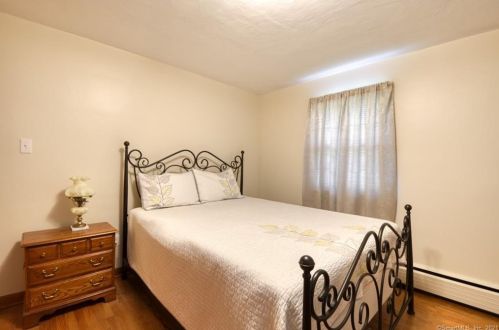 32 Maple View Dr, Waterbury CT  06716-1643 exterior