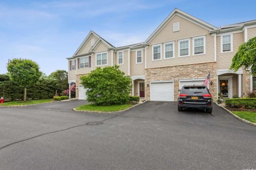 9 Torrey Pine Ln, Bayshore, NY 11706-5864