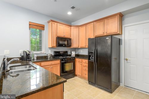 7100 Little Thames Dr, Gainesville VA  20155-4049 exterior