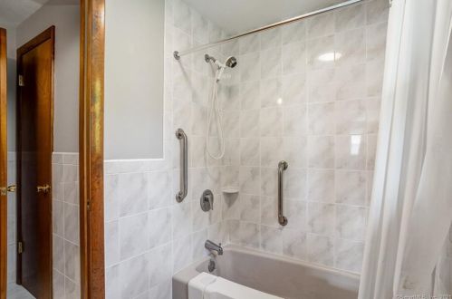 27 Welch Rd, North Haven CT  06473-2844 exterior