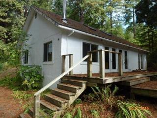 348 Stumptown Rd, Westhaven, CA 95570-9736
