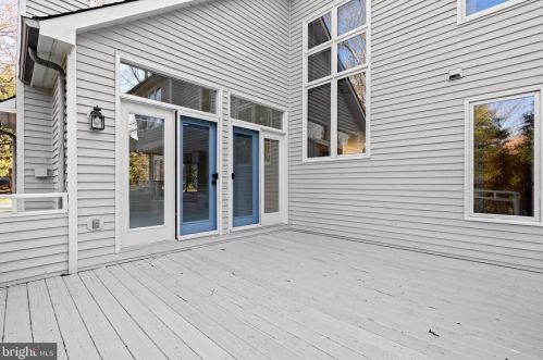 12015 Walnut Branch Rd, Herndon VA  20194-5616 exterior