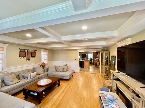 81 Grand Ave, North Lindenhurst, NY 11757-4237
