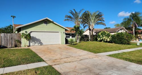 5005 El Claro Cir, West Palm Beach FL  33415-2711 exterior