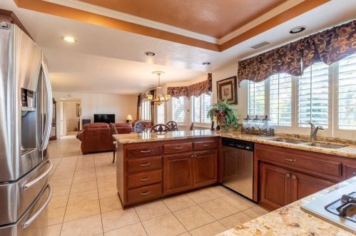 17305 Mariposa Ave, Riverside CA 92504-6079 exterior