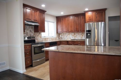 924 Stratford Ct, Westbury, NY 11590-5823