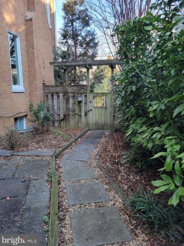 1418 44th St, Washington, DC 20019-1917