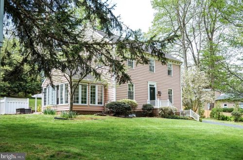 10 Lake Dr, Thornton, PA 19373-1019