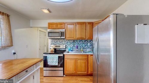 301 Sheridan Dr, New Castle DE  19720-2144 exterior