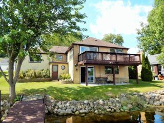 3370 Shore Dr, Hubertus, WI 53033-9514