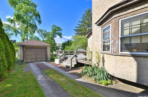 25523 Walden Pl, Great Neck, NY 11020-1066
