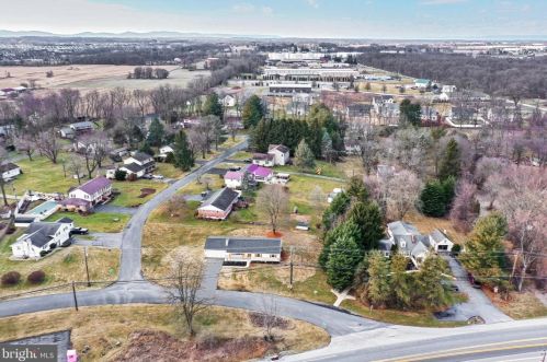 19 Locust Cir, Navy Sup Dpt PA  17050-3192 exterior