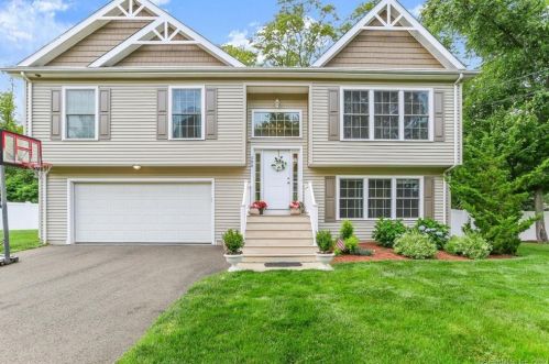 106 Harvest Ln, Milford, CT 06461-1784