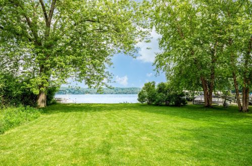 3736 Hickory Ln, Oconomowoc, WI 53066-4534