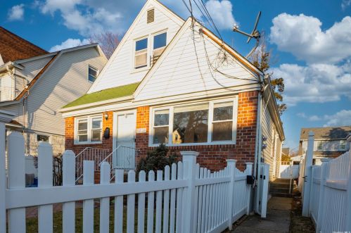 187-29 Tioga Dr, Jamaica, NY 11412-3012