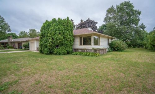 275 Hawthorn Dr, West Bend, WI 53095-4752