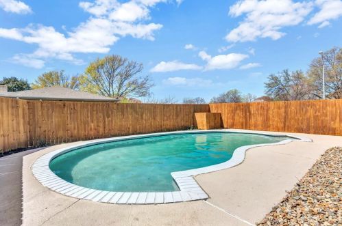 702 Carleton Dr, Richardson TX  75081-5906 exterior