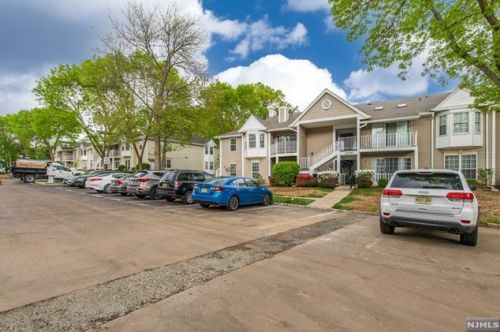 557 Holly Ct, Mahwah, NJ 07430-3435