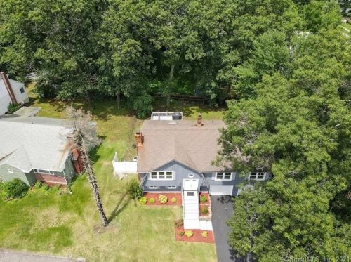 425 Holland Rd, Bridgeport CT  06610-1012 exterior