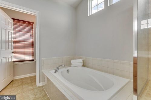 11 Broad Way, Lovettsville VA  20180-8608 exterior