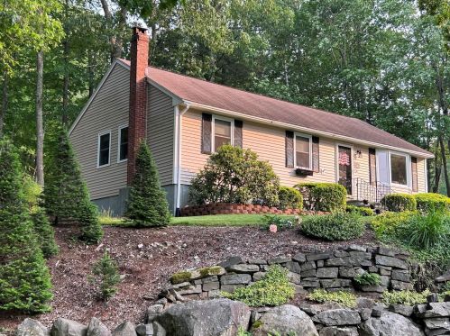 1 Adams Way, Raymond, NH 03077-2341