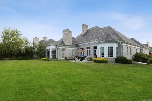 2 Shinnecock Way, New Rochelle, NY 10804-1949