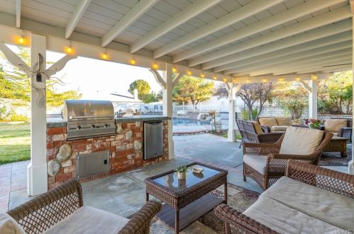 42240 Ridge View Dr, Lancaster CA 93536-7382 exterior