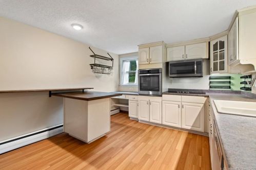 8 Sautter Dr, Uncasville CT  06382-1829 exterior