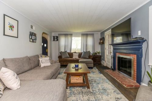 415 Ridge Rd, Middletown CT  06457-5230 exterior