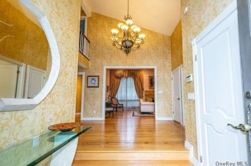 3 Roseth Pl, Great Neck, NY 11020-1803