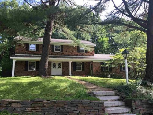 1044 Tomahawk Trl, Schenectady, NY 12302-3300