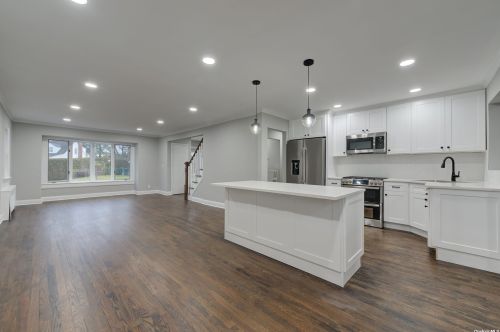 104 Woodoak Dr, Westbury NY  11590-1033 exterior