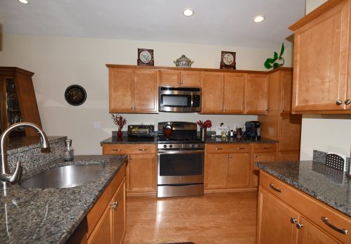 31 Greyhawk Dr, Mashpee MA 02649-4417 exterior