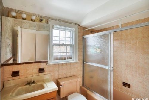 3 Revere Dr, Floral Park NY  11001-2814 exterior