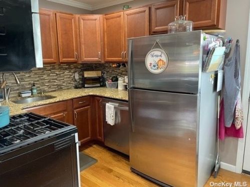 190 31 St, North Lindenhurst NY 11757-3216 exterior