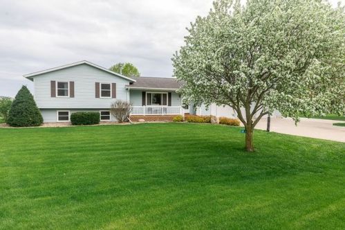 30 Kinson Ct, Robins, IA 52328-9706