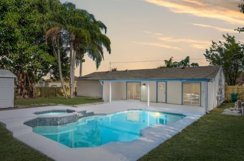 1702 Hampshire Ln, Fort Pierce, FL 34953-2045