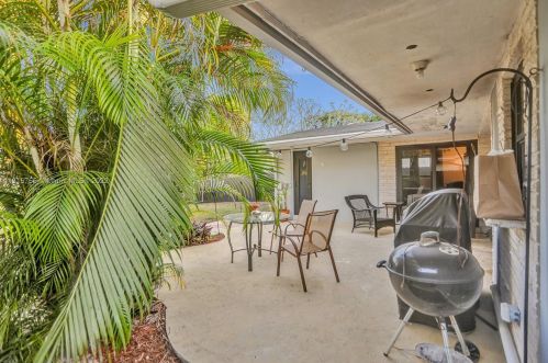 2003 37th Ave, Hollywood FL  33021-4320 exterior