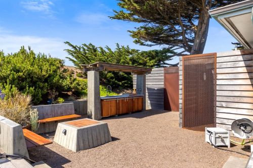 14240 Headlands Point Way, Mendocino CA  95460-9612 exterior