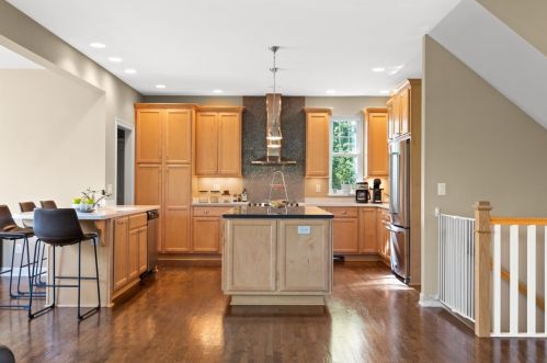 1465 Glen Oaks Ln, Thiensville WI  53092-2954 exterior