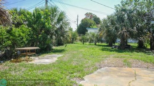 594 5 St, West Palm Beach FL  33404-7402 exterior