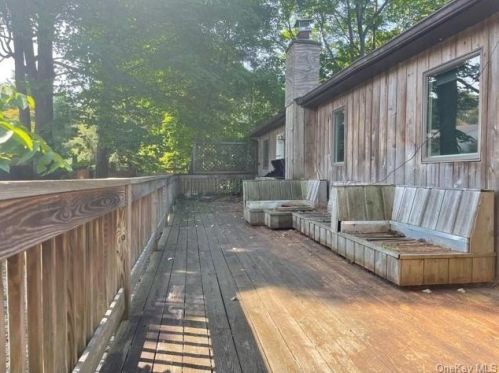 4 Parkway Dr, Yorktown Hgts NY  10598-6407 exterior