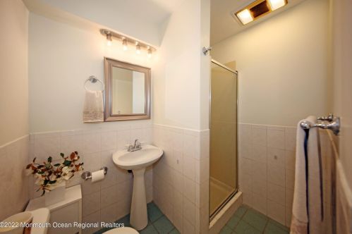 9 Maplewood Dr, Middletown NJ 07748-1543 exterior