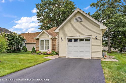104 Driftwood Dr, Berkeley Township, NJ 08721-1951