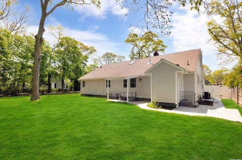 550 Manatuck Blvd, Brightwaters, NY 11718-1022