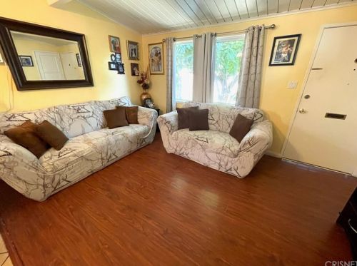 13833 Roscoe Blvd, Van Nuys, CA 91402-3851