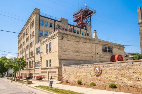 904 Pearson St, Milwaukee WI  53202-1594 exterior