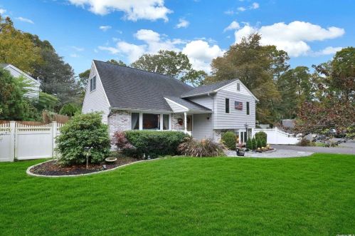 32 Crest Dr, Elwood, NY 11731-1513
